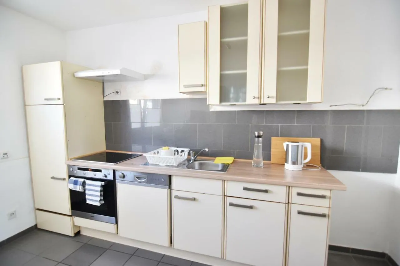 Zeitwohnen Im Schonem Haus Mit Grosser Terrasse In Koln-Rath 0*, Colónia