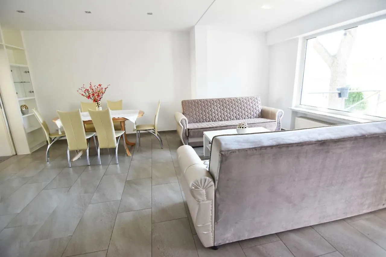 Zeitwohnen Im Schonem Haus Mit Grosser Terrasse In Koln-Rath